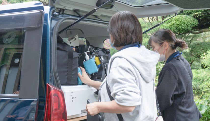 医療機器を車から運び出している様子
