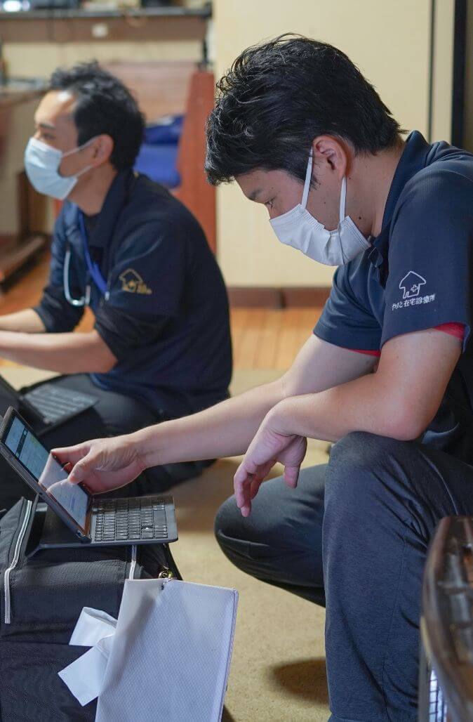 ノートPCと書類を使っている診療アシスタント