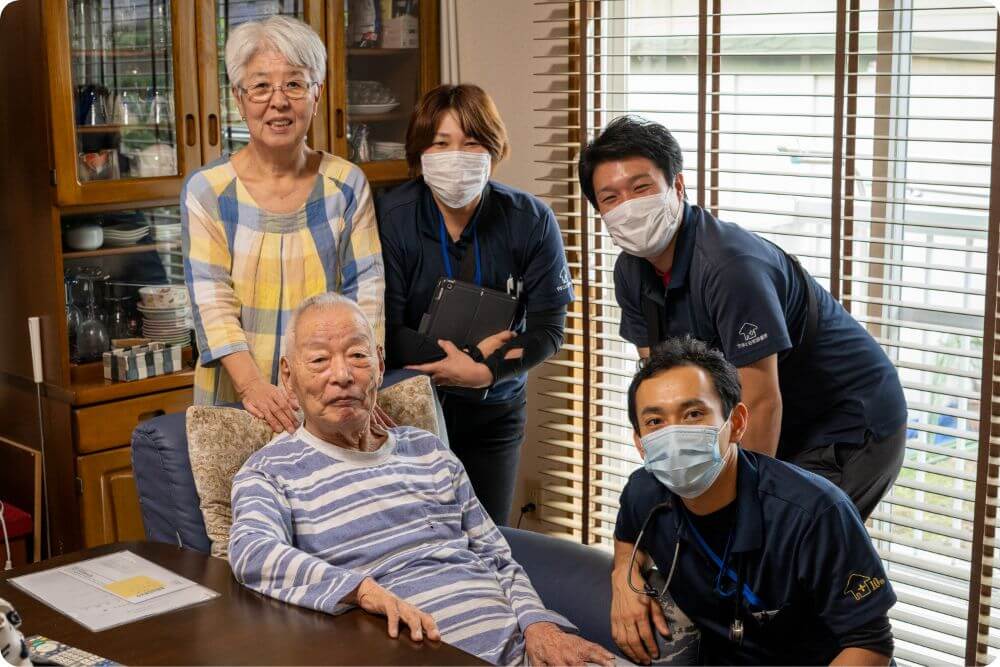 診療アシスタントとご家族との写真